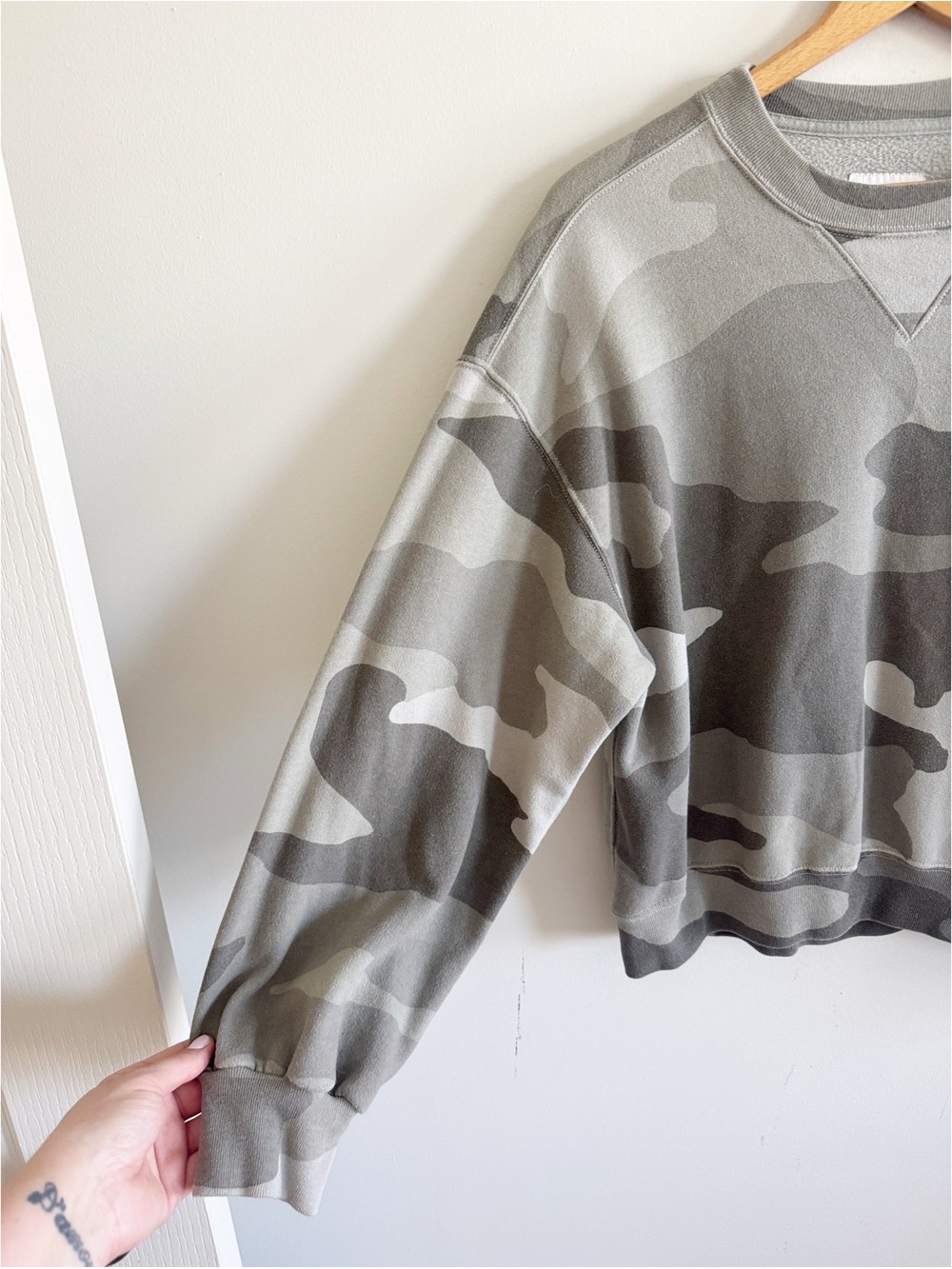 Abercrombie camo print soft collection long sleeve oversized sweatshirt size L - Picture 2 of 5